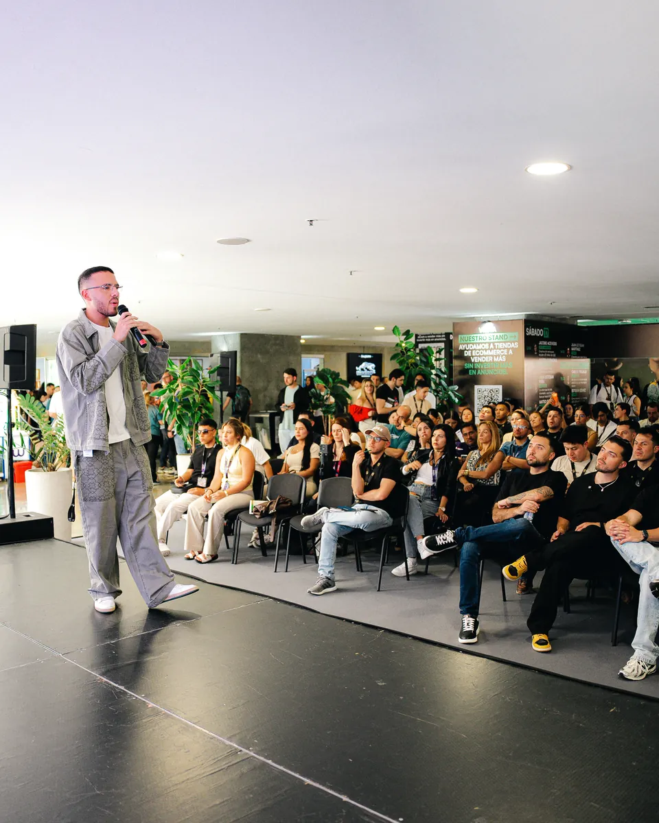 Mateo Costa con micrófono frente a la sala llena del Auditorio ConvertMate