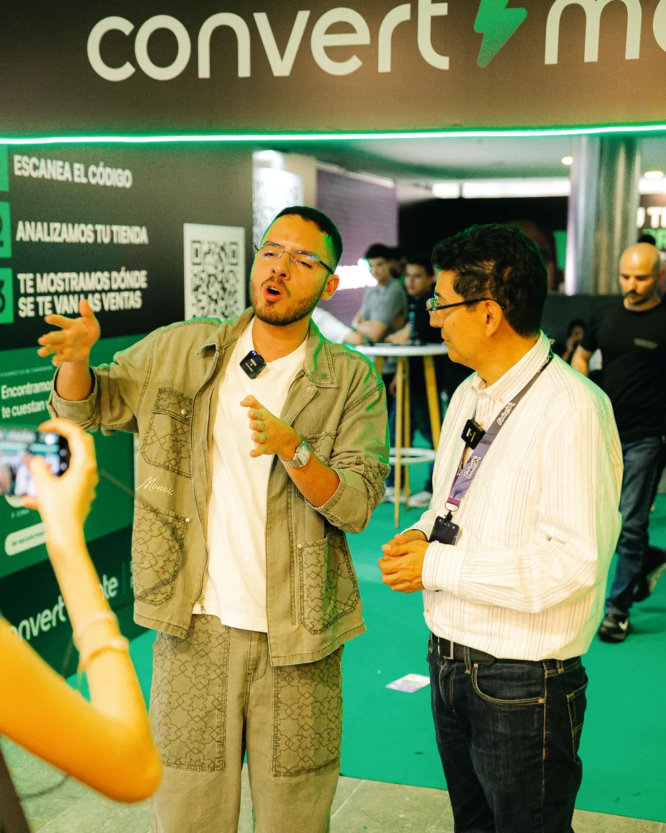 Mateo Costa explicando un diagnóstico a un visitante en el stand de ConvertMate