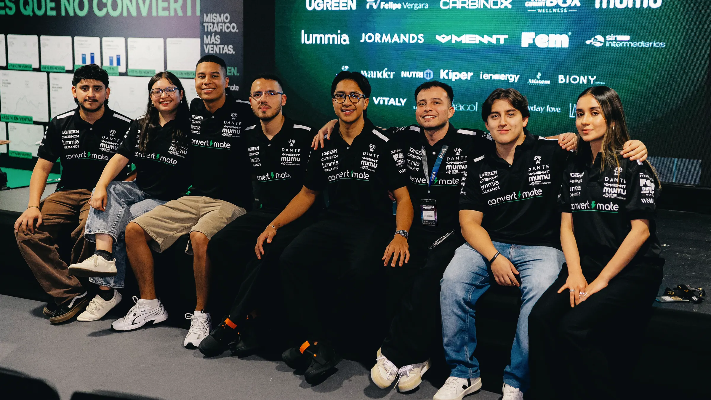 El equipo de ConvertMate con el polo de la marca en la tarima del Auditorio ConvertMate, Feria Effix 2026